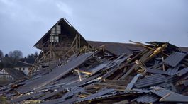 Veterná smršť vo Švajčiarsku poškodila domy a narušila leteckú dopravu