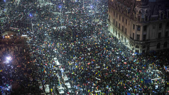 V Bukurešti protestovali desaťtisíce ľudí proti kontroverzným vládnym reformám 