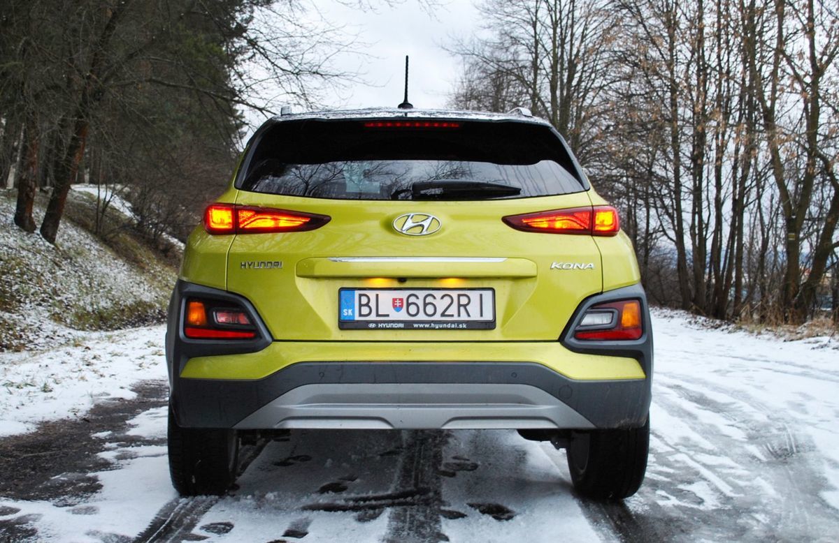 Svetlá sú rozdelené do dvoch skupín aj v zadnej...