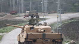 Po náletoch pozemná operácia. Turci vtrhli do Sýrie, útočia na Kurdov