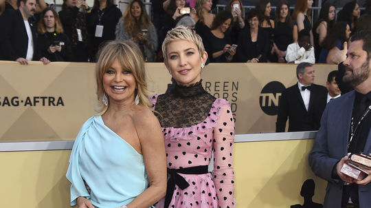 Herečka Kate Hudson (vpravo) v šatách...