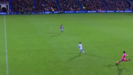 VIDEO: Tridsiatku oslávil gólom z vlastnej polovice. Hrdinom víkendu sa stal brankár 