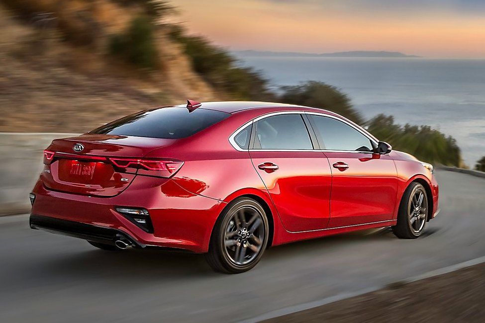 Vzadu sú svetlá spojené pásom, podobne ako na...