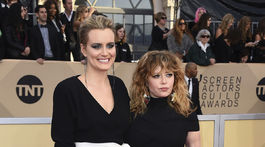 Taylor Schilling (vľavo) v šatách od Diane Von Furstenberg, jej kolegyňa Natasha Lyonne v šatách Proenza Schouler. 