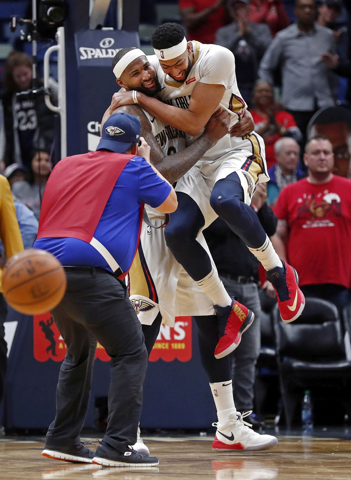 Anthony Davis (vpravo) DeMarcus Cousins z New...