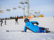 lyžiar, lyžovačka, lyžovanie, zima, pád, sneh, vlek, spadnutie, úraz, prilba, lyžiarska škola