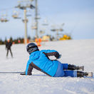 lyžiar, lyžovačka, lyžovanie, zima, pád, sneh, vlek, spadnutie, úraz, prilba, lyžiarska škola