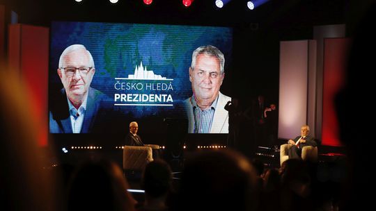 Zeman a Drahoš sa stretli v prvom prezidentskom dueli tvárou v tvár
