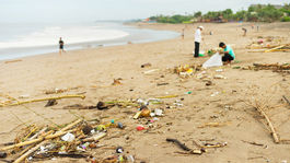 Raj na zemi sa zmenil na smetisko: Na Bali zaplavujú krásne pláže odpadky