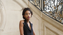 Modelka a speváčka Willow Smith pred prehliadkou Christian Dior Haute Couture.