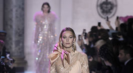Modelka na prehliadke Elie Saab Haute Couture Jar-Leto 2018 v Paríži. 