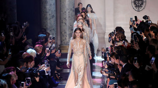Modelka na prehliadke Elie Saab Haute Couture...