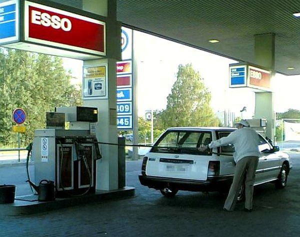 Triviálny úkon - tankovanie - robí obyvateľom...