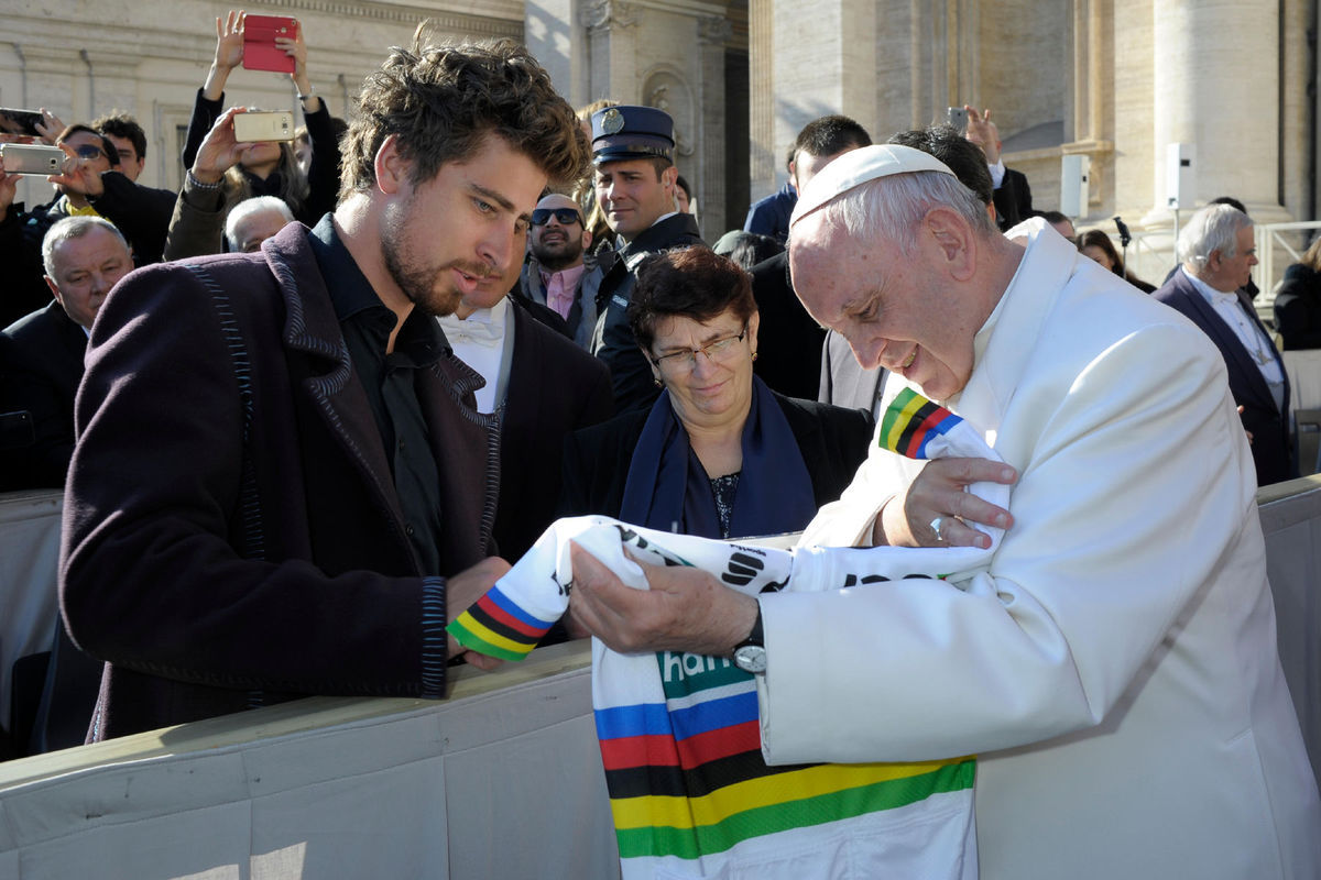 Peter Sagan venoval pápežovi aj podpísaný dres...