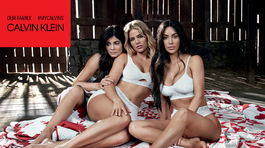 Zľava: Kylie Jenner, Khourtney Kardashian a Kim Kardashian West v spodnej bielizni v reklame na značku Calvin Klein.