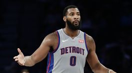 Piaty triple-double Simmonsa, Drummond najmladší s 2000 doskokmi v ofenzíve