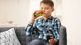 Slovenské deti stále pijú veľa sladených nápojov. A nielen to