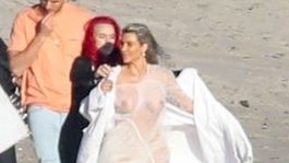 Veď jej (skoro) všetko vidieť! Kardashianka na pláži ukázala poprsie