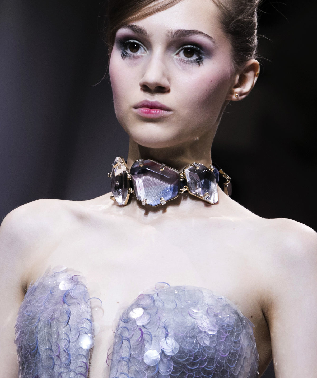 Líčenie modelky na prehliadke Armani Privé.