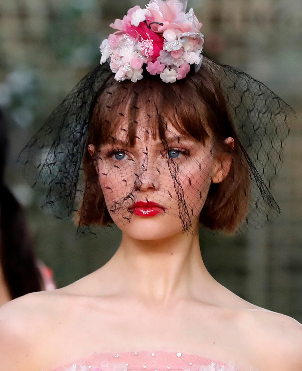 Líčenie modelky na prehliadke Chanel Haute...