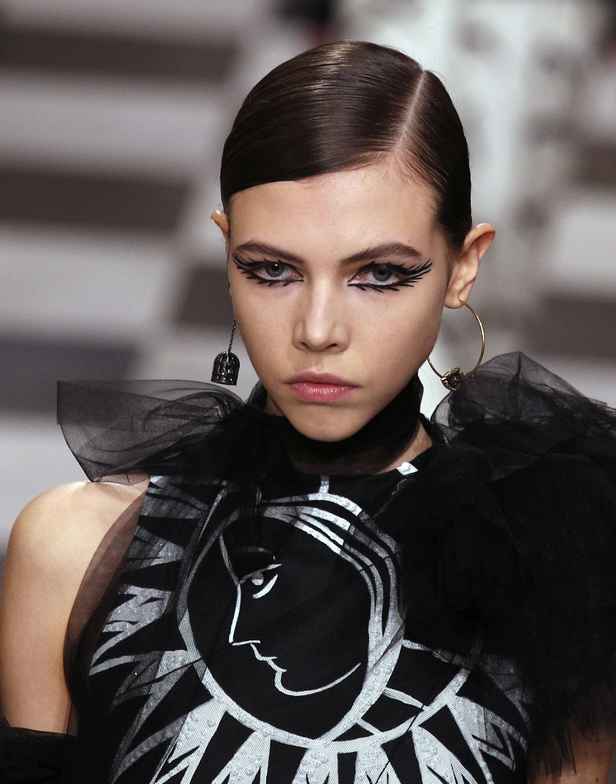 Líčenie modelky na prehliadke Christian Dior...