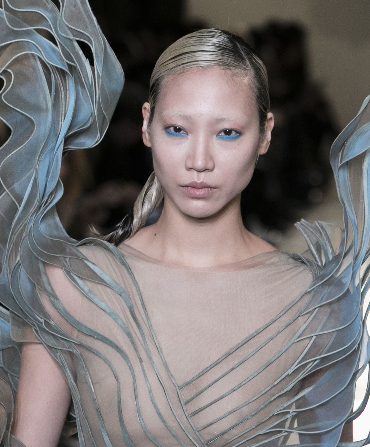 Líčenie modelky na prehliadke Iris Van Herpen...