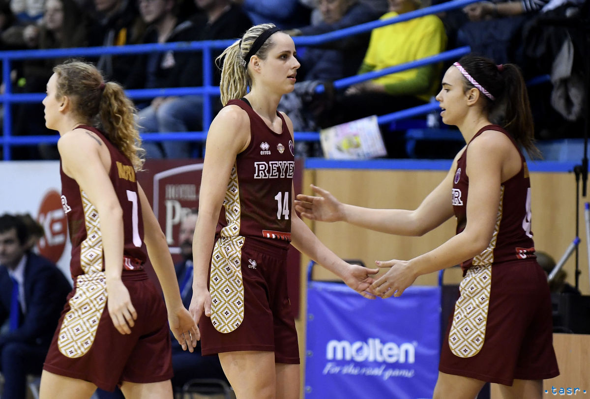 Marie Růžičková (14) v drese Reyeru Benátky.