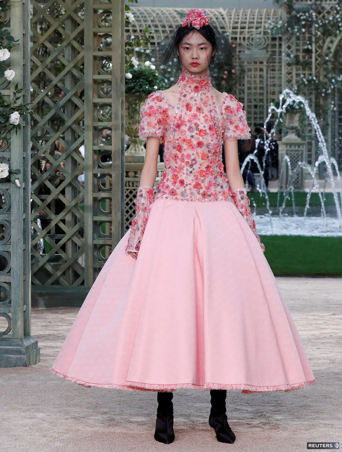Modelka na prehliadke Chanel Haute Couture...