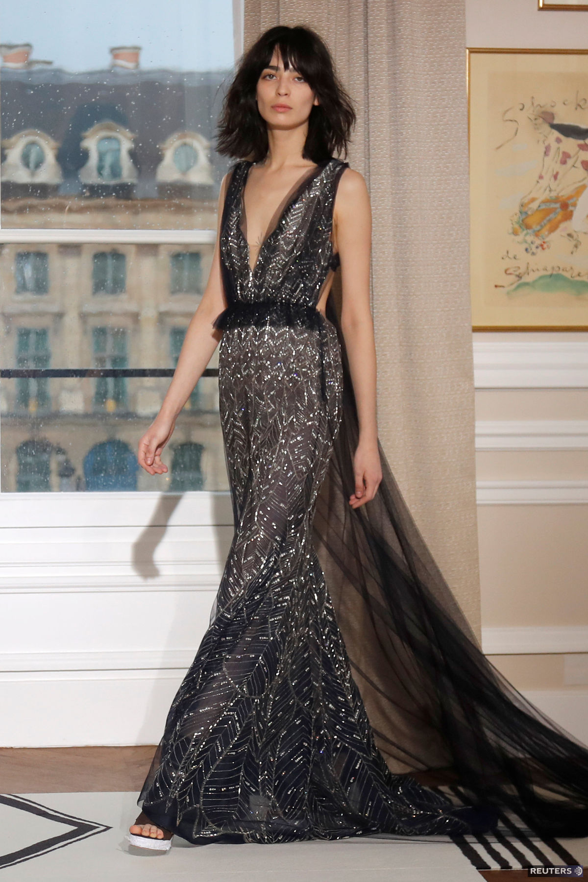 Modelka na prehliadke Schiaparelli Haute...