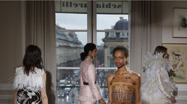 Paris Fashion SchiapareModelka na prehliadke Schiaparelli Haute Couture Jar-Leto 2018 v Paríži. lli