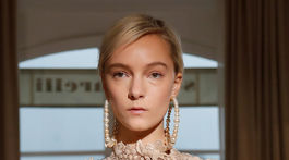 Modelka na prehliadke Schiaparelli Haute Couture Jar-Leto 2018 v Paríži. 