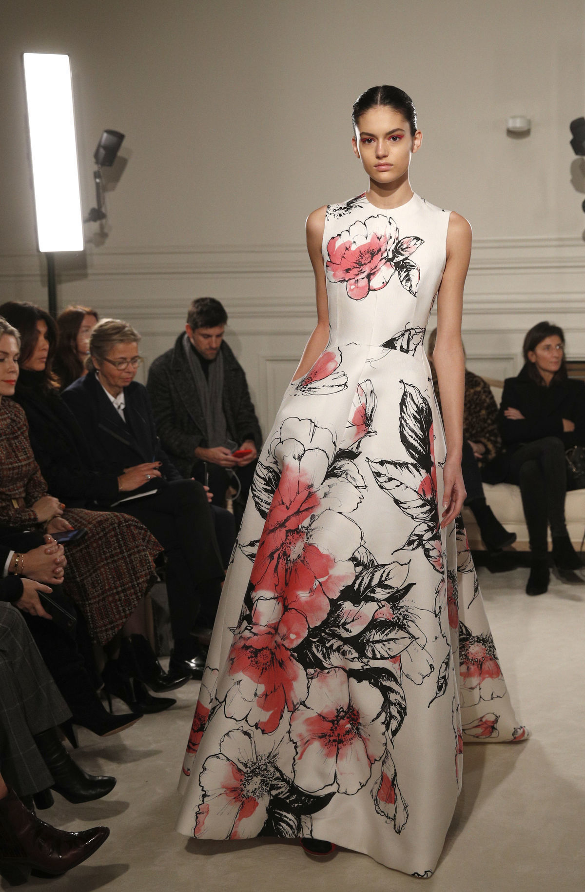 Modelka na prehliadke Valentino Haute Couture...