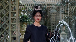 Módna kreácia Chanel z kolekcie Haute Couture pre sezónu jar-leto 2018 na prehliadke v Paríži.