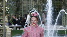 Módna kreácia značky Chanel z dámskej kolekcie Haute Couture pre sezónu jar-leto 2018 na prehliadke v Paríži.