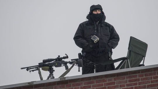 Na snímke policajný ostreľovač na streche...