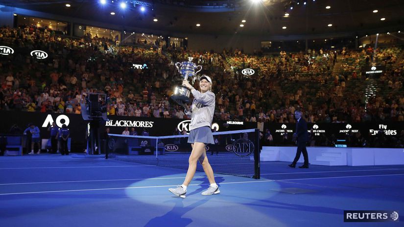 Caroline Wozniacka s trofejou pre víťazku...