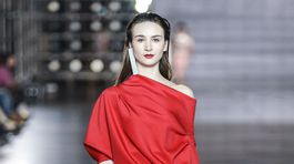 Modelka v kreácii z kolekcie slovenskej dizajnérky Idy Sándor na Harbin Fashion Week v Číne. 