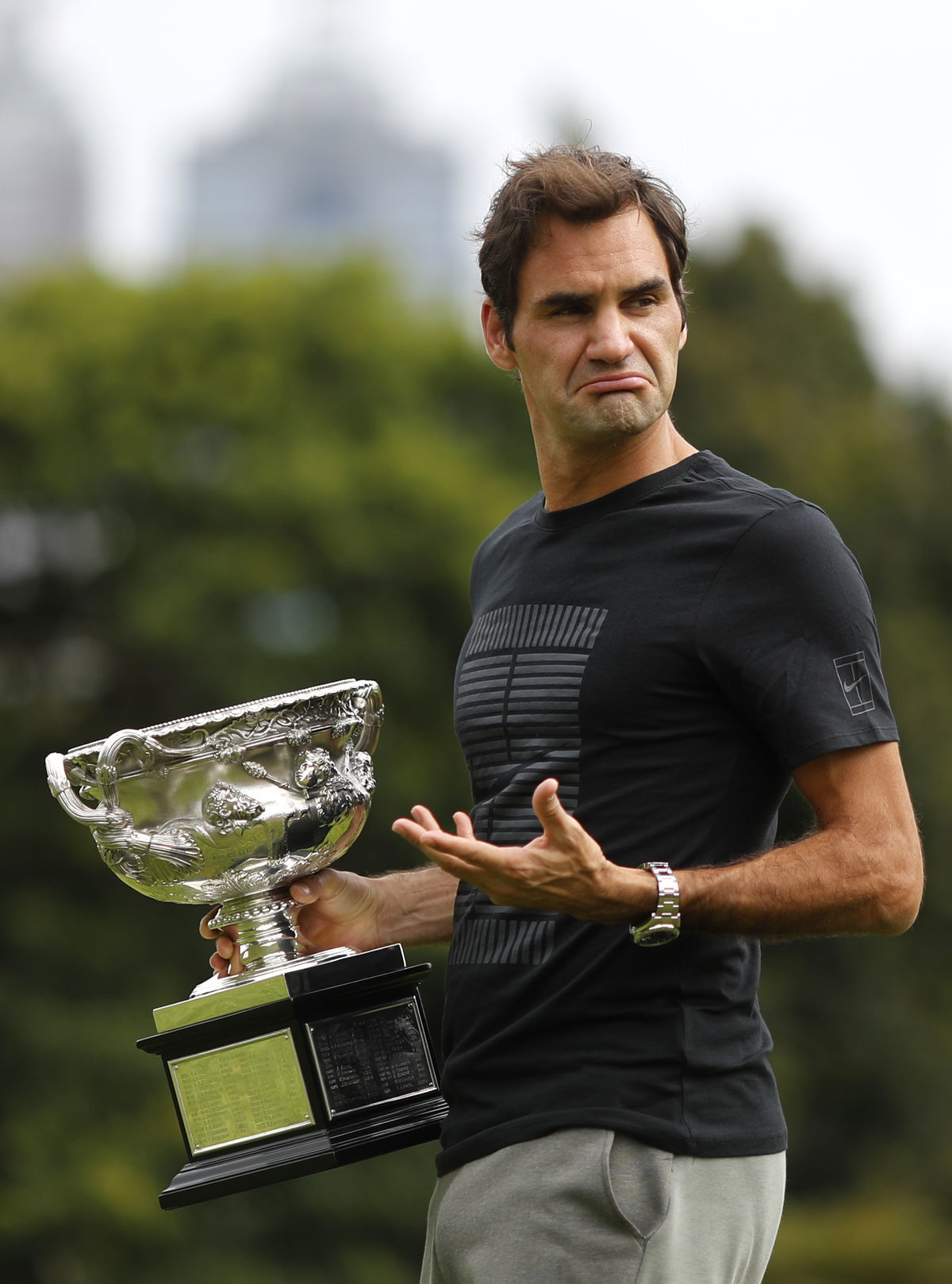 Roger Federer s víťaznou trofejou z Melbourne.