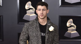 Spevák Nick Jonas prišiel oblečený v kúskoch z dielne značky John Varvatos. 
