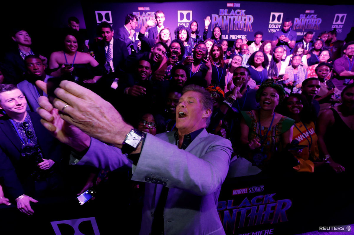 David Hasselhoff si robí selfie s fanúšikmi...