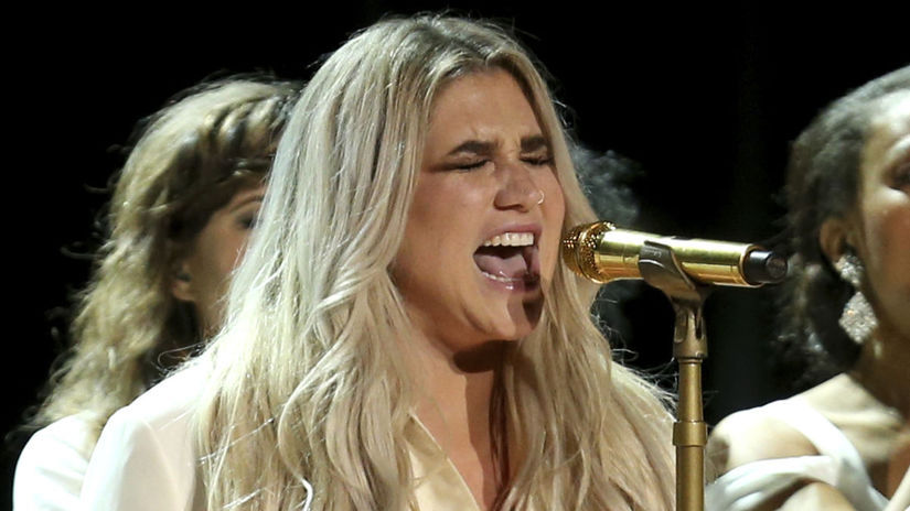 Kesha počas ceremoniálu vystúpila s piesňou...