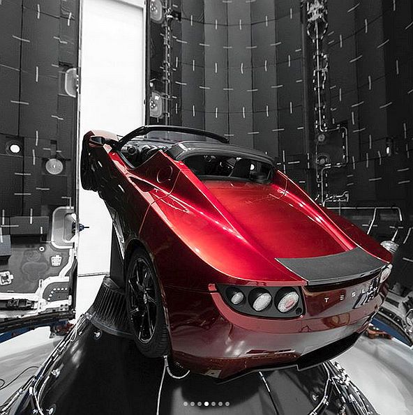 Muskov elektrický Roadster prvej generácie...