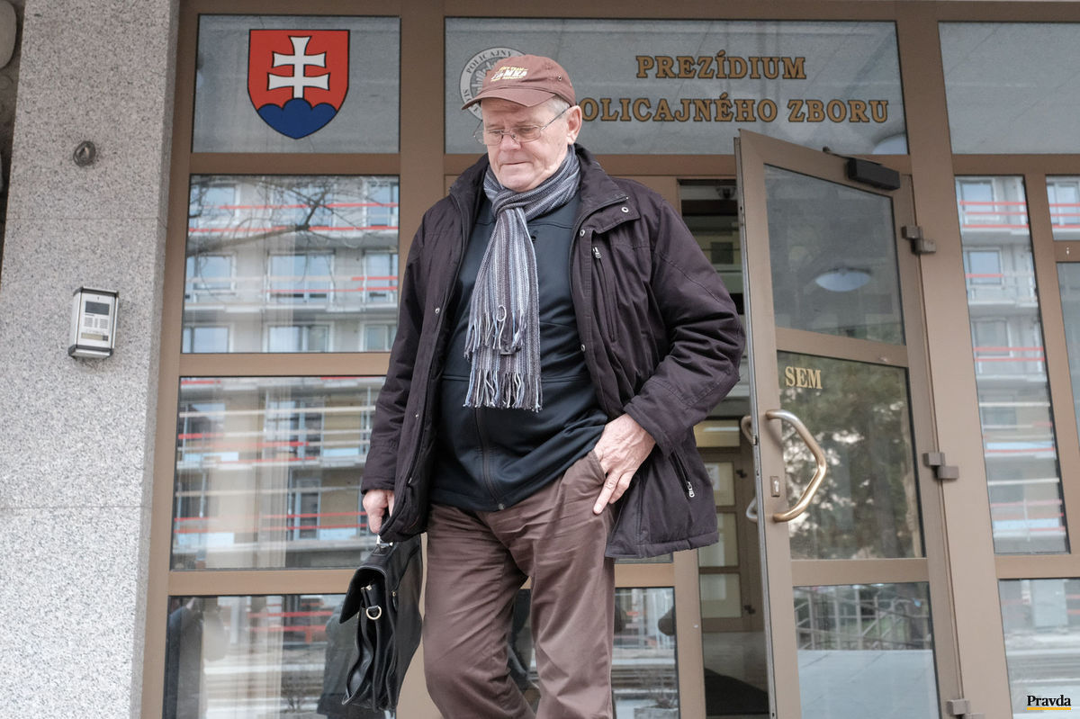 Milan Kňažko odchádza z budovy policajného...
