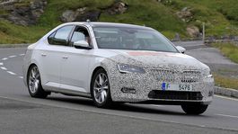 Škoda Superb: Vlajková loď sa chystá na facelift. Unikli snímky nárazníka