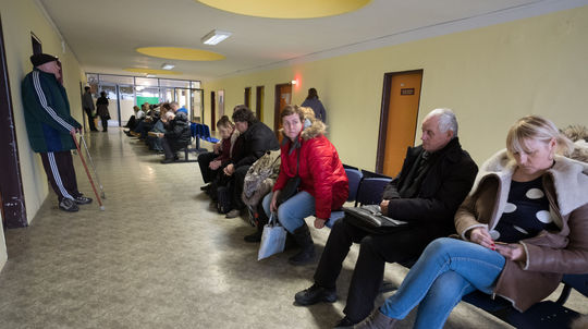 Pre vysokú chorobnosť zakázali návštevy v 17 nemocniciach, brány zatvorilo 154 škôl a škôlok