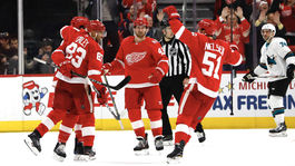 Tatar prispel k výhre premeneným nájazdom, Halák sa prizeral debaklu