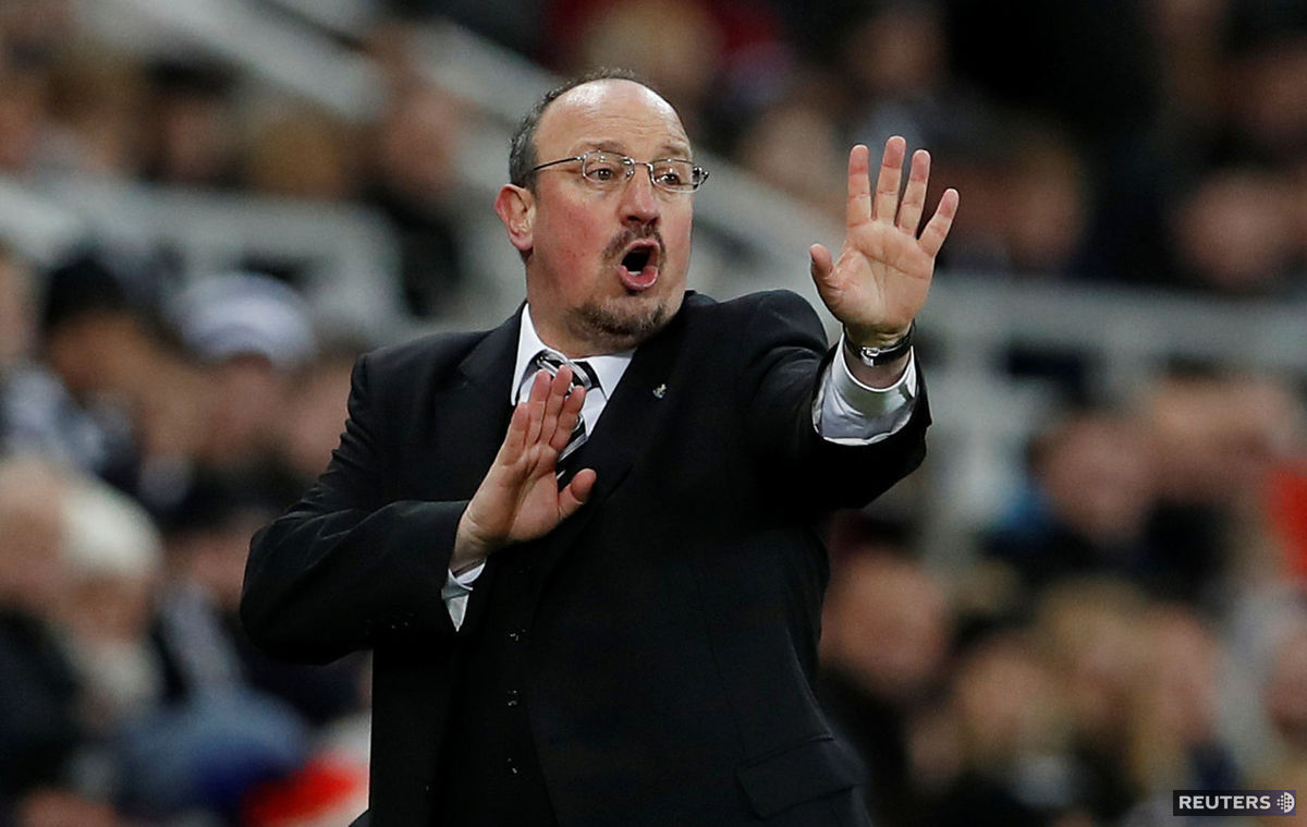 Tréner Newcastlu Rafael Benítez rozdáva pokyny...