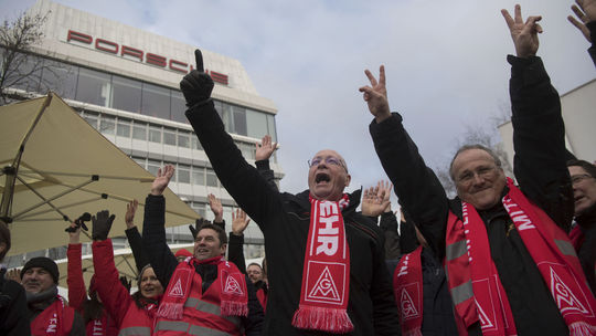 Nemecké odbory tlačia štrajkom na firmy. Chcú vyššie platy, 28-hodinový týždeň