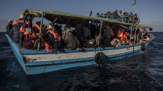 Grécka polícia zadržala pri Solúne 59 migrantov s prevádzačmi