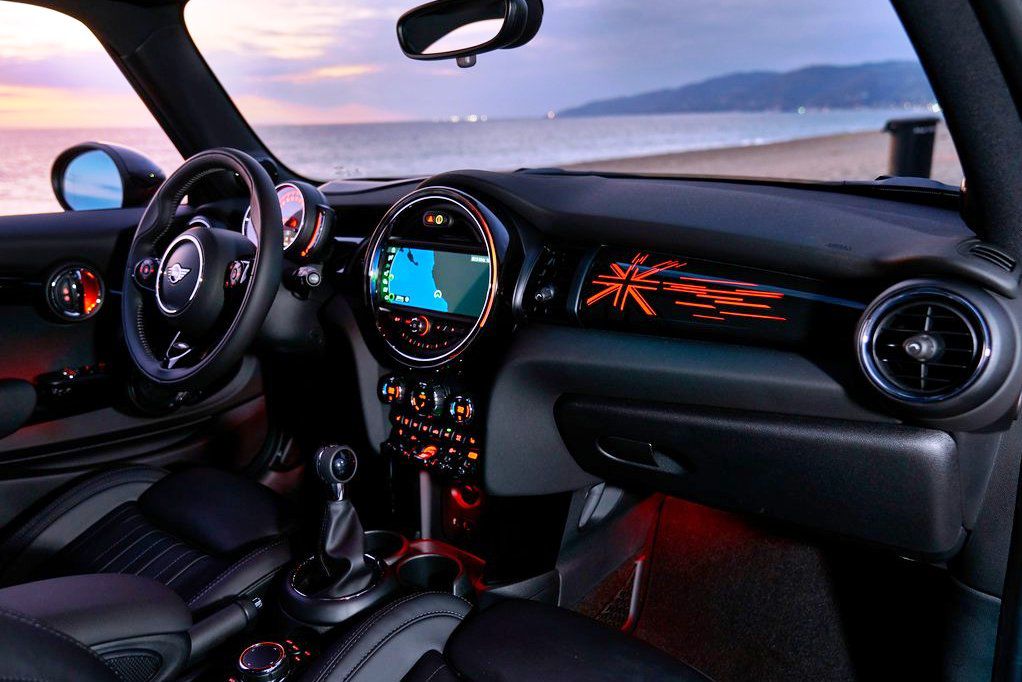 Interiér môže počítať s novým hnedým koženým...